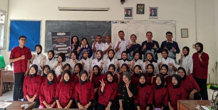 Tim PkM USM Latih Cara Membuat Abon dan Petis Ikan Lele di SMKN 4 Kendal