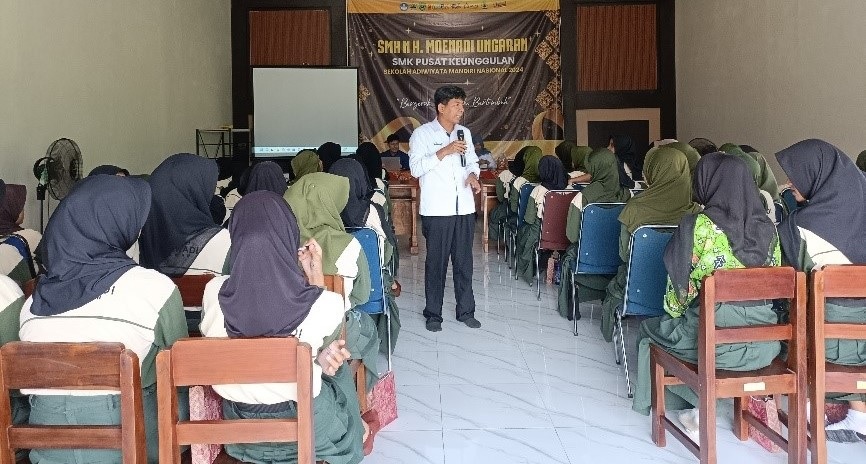 Tim FTP USM Sosialisasi Diversifikasi Olahan Jahe ke Siswa SMKN H Moenadi Ungaran