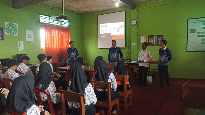 Tim USM Latih Siswa SMK Pembangunan Mranggen tentang Jaringan Komputer Kabel