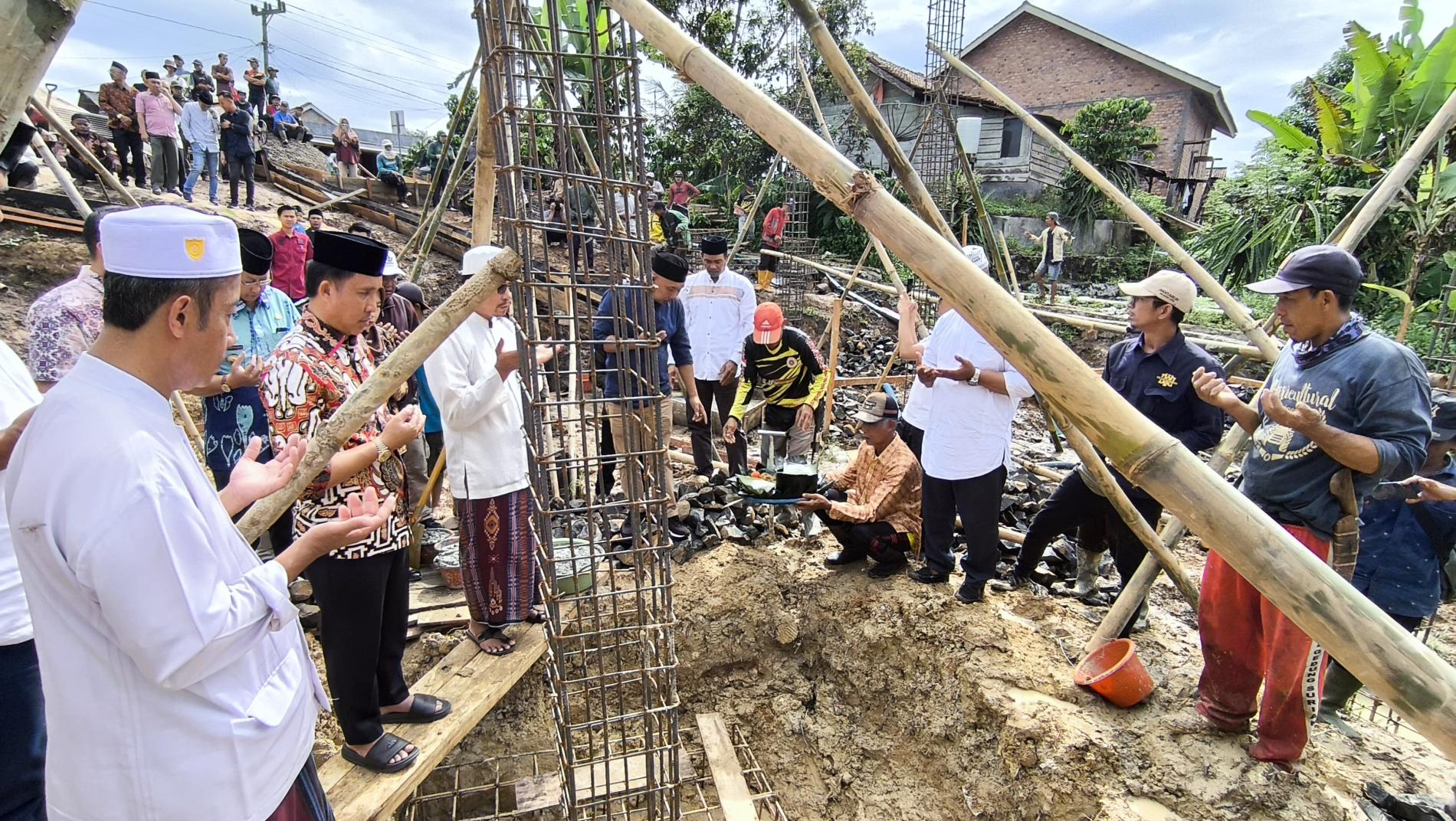 Letakkan Batu Pertama Pembangunan Masjid, Bupati Parosil: Masjid Bukan Hanya Tempat Salat