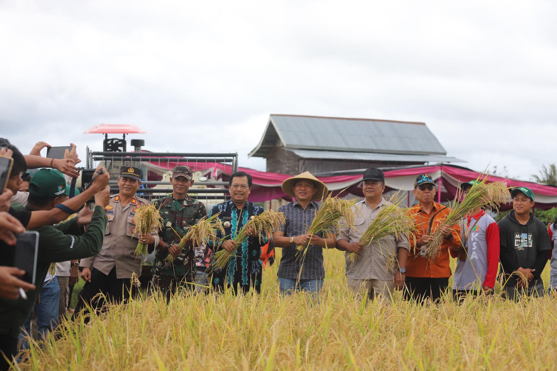 Parosil Mabsus Canangkan Modernisasi Pertanian di Sawah Lega: Petani Adalah Penjaga NKRI