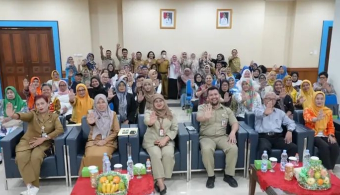 Berfoto Bersama Kasubag TU Sudinsos Jakpus Rian Permana Putra 