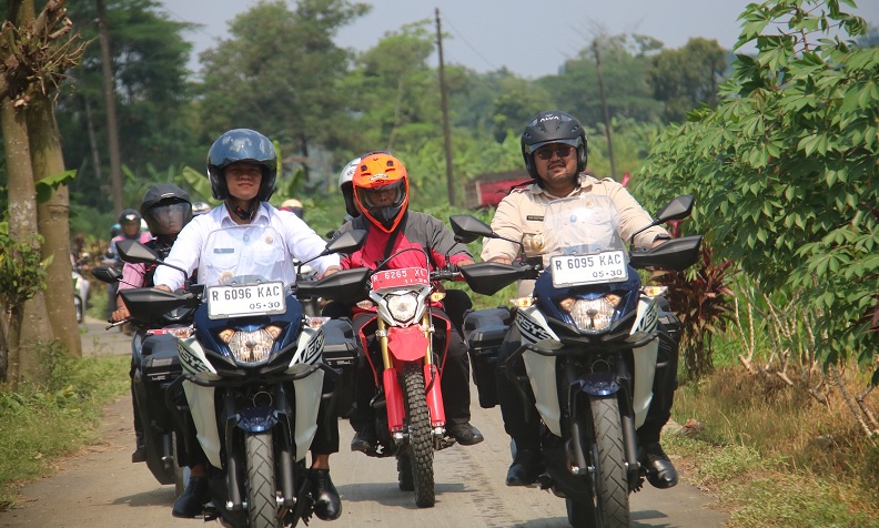 Blusukan Naik Motor, Bupati Purbalingga Periksa Infrastruktur Rusak dan Sampah Liar