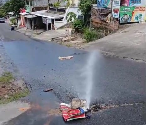 Sudah 3 Hari, Air Nyembur dari Pipa PDAM Way Rilau Ganggu Lalu Lintas