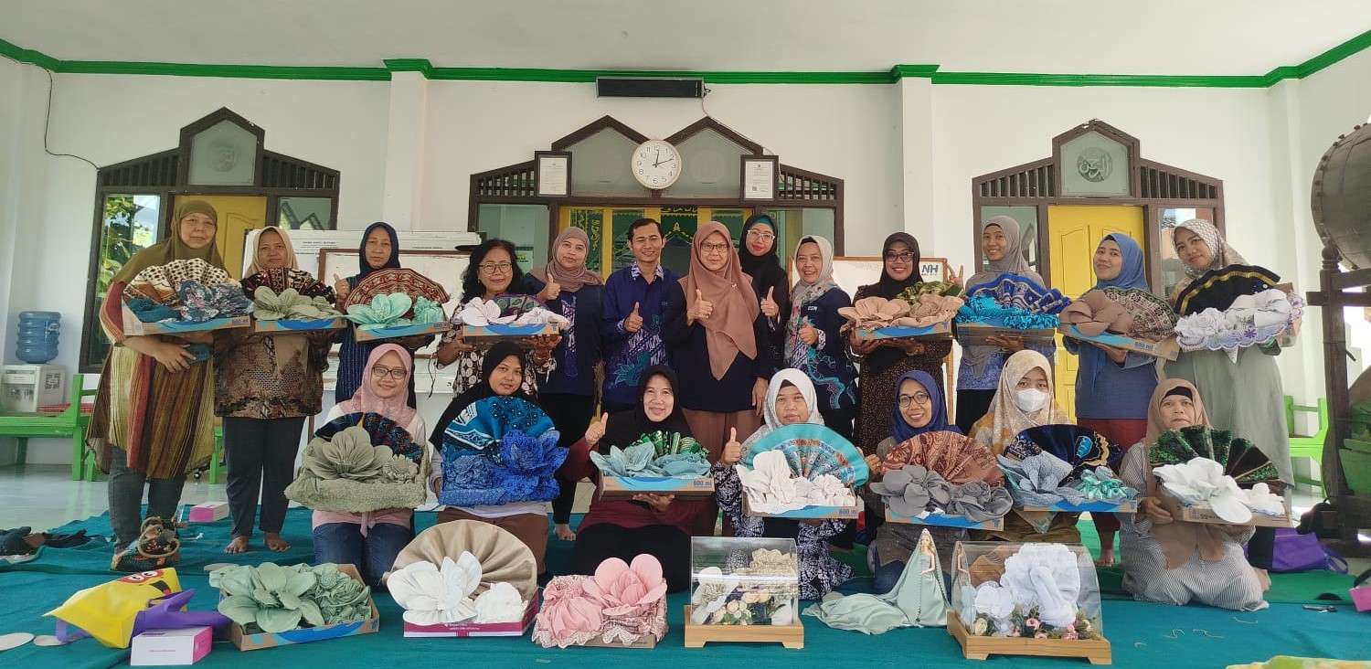 Tim PkM USM Beri Pelatihan Membuat Mahar, Peluang Usaha Terbuka