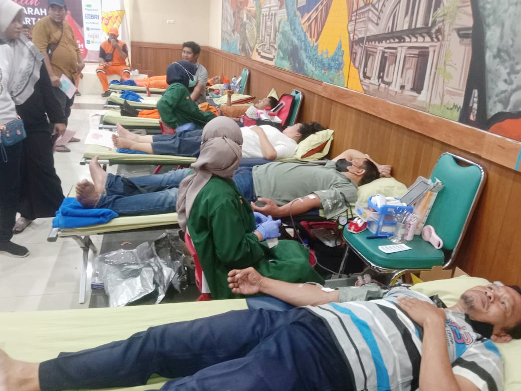 Tampak dalam gambar, Pendonor Darah Sedang Diperiksa Tim Relawan PMI Jakpus 