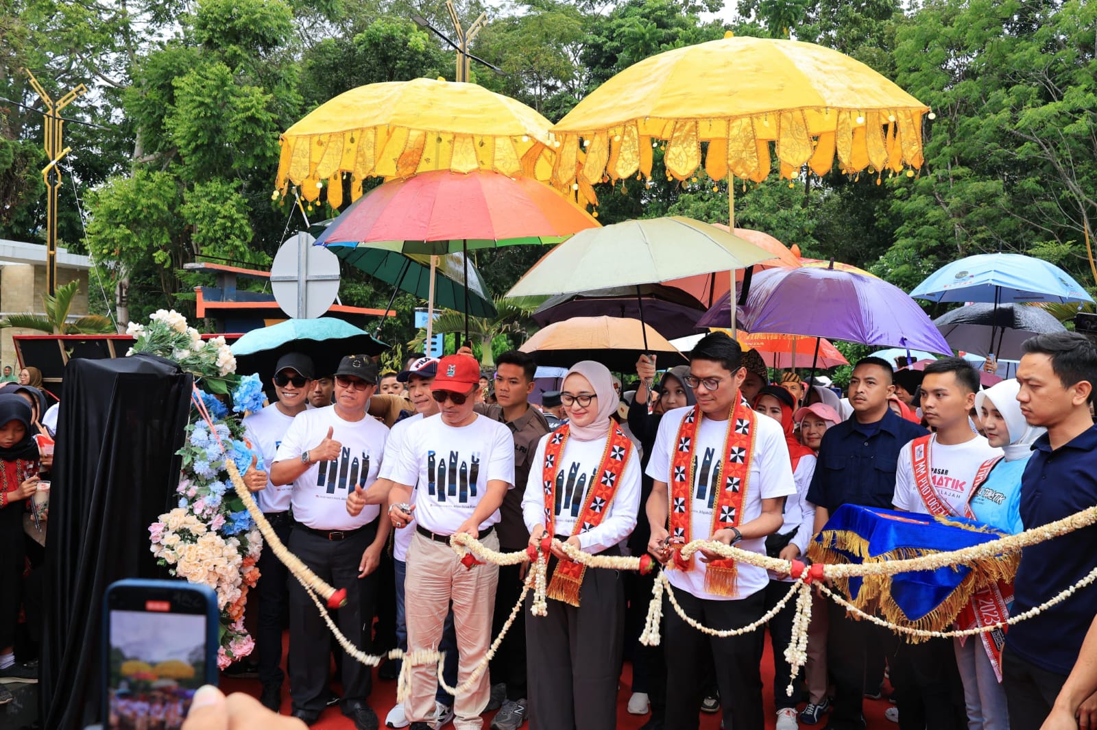 Resmikan Pasar Tematik Parosil Minta Dukungan Infrastruktur Kepada Pemerintah Provinsi