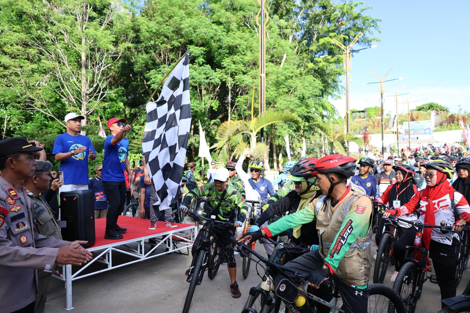 Rangkaian Peresmian Pasar Tematik Ditutup Parosil Mabsus Dengan Gowes Keliling Danau Ranau