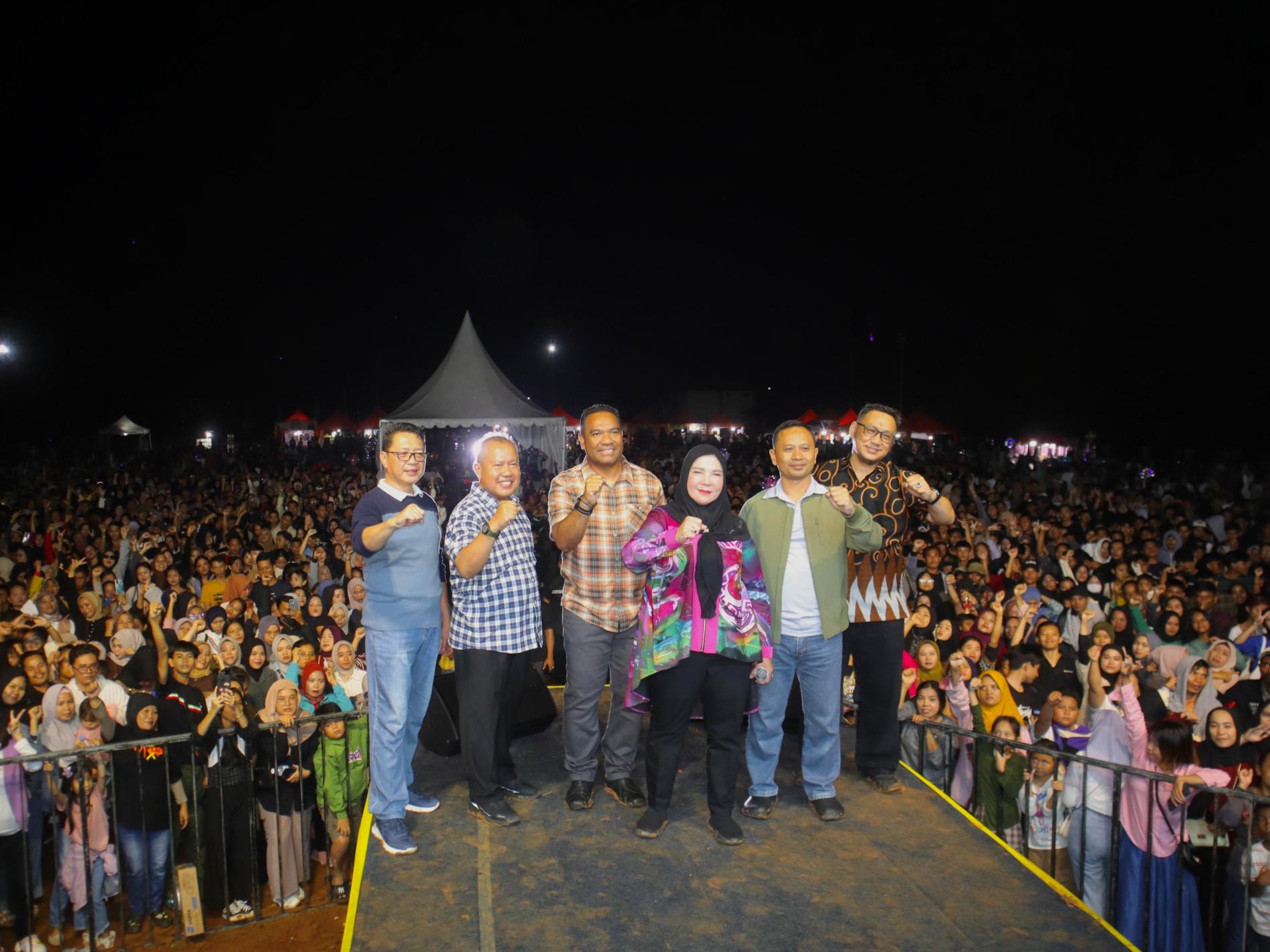 Suasana Gerimis, Wali Kota Eva Bakar Semangat Konser HUT 343 Balam