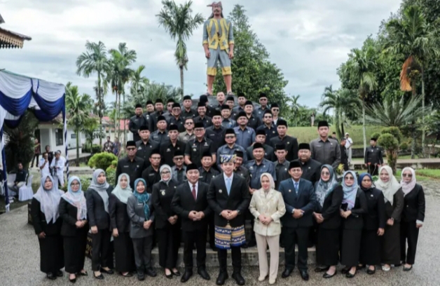 Unik dan Simbolik, Bupati Lamsel Lantik Sekdanya di Makam Pahlawan