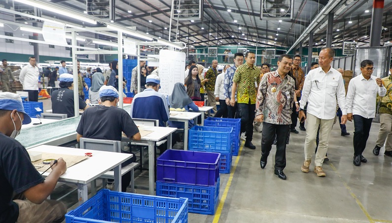 Terbesar, Pabrik Panel Surya di KIK Kendal Diresmikan Menperin Agus Gumiwang