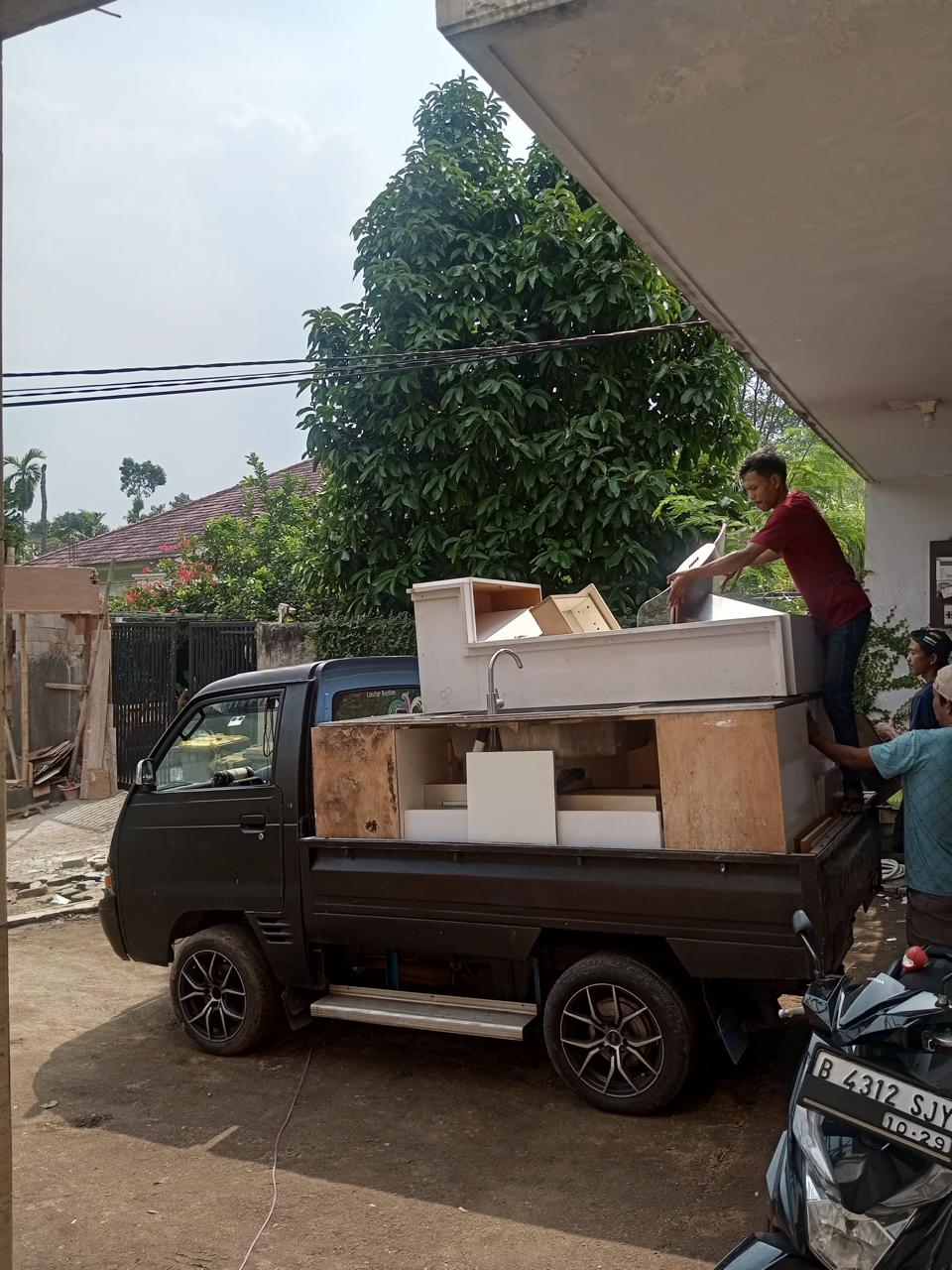 Barang-barang milik bekas Menpora era Orde Baru Hayono Isman saat diangkut untuk pindahan ke rumahnya di Kemang Jaya.