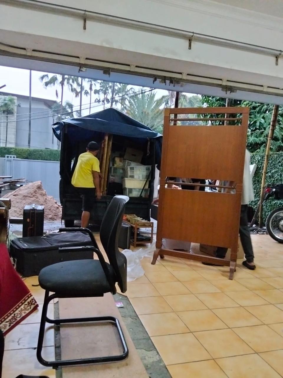 Barang-barang milik bekas Menpora era Orde Baru Hayono Isman saat diangkut untuk pindahan ke rumahnya di Kemang Jaya.