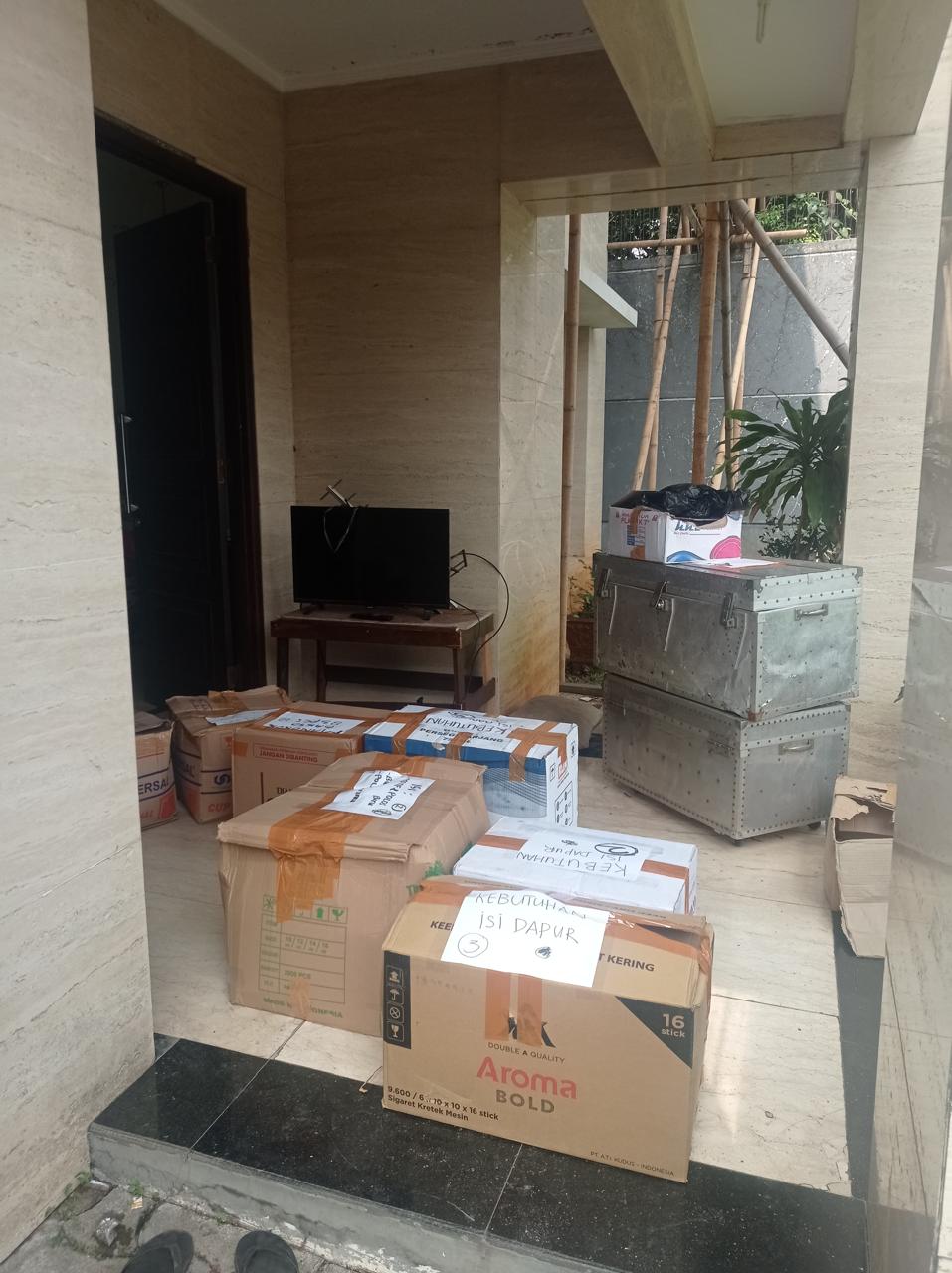 Barang-barang milik bekas Menpora era Orde Baru Hayono Isman saat diangkut untuk pindahan ke rumahnya di Kemang Jaya.