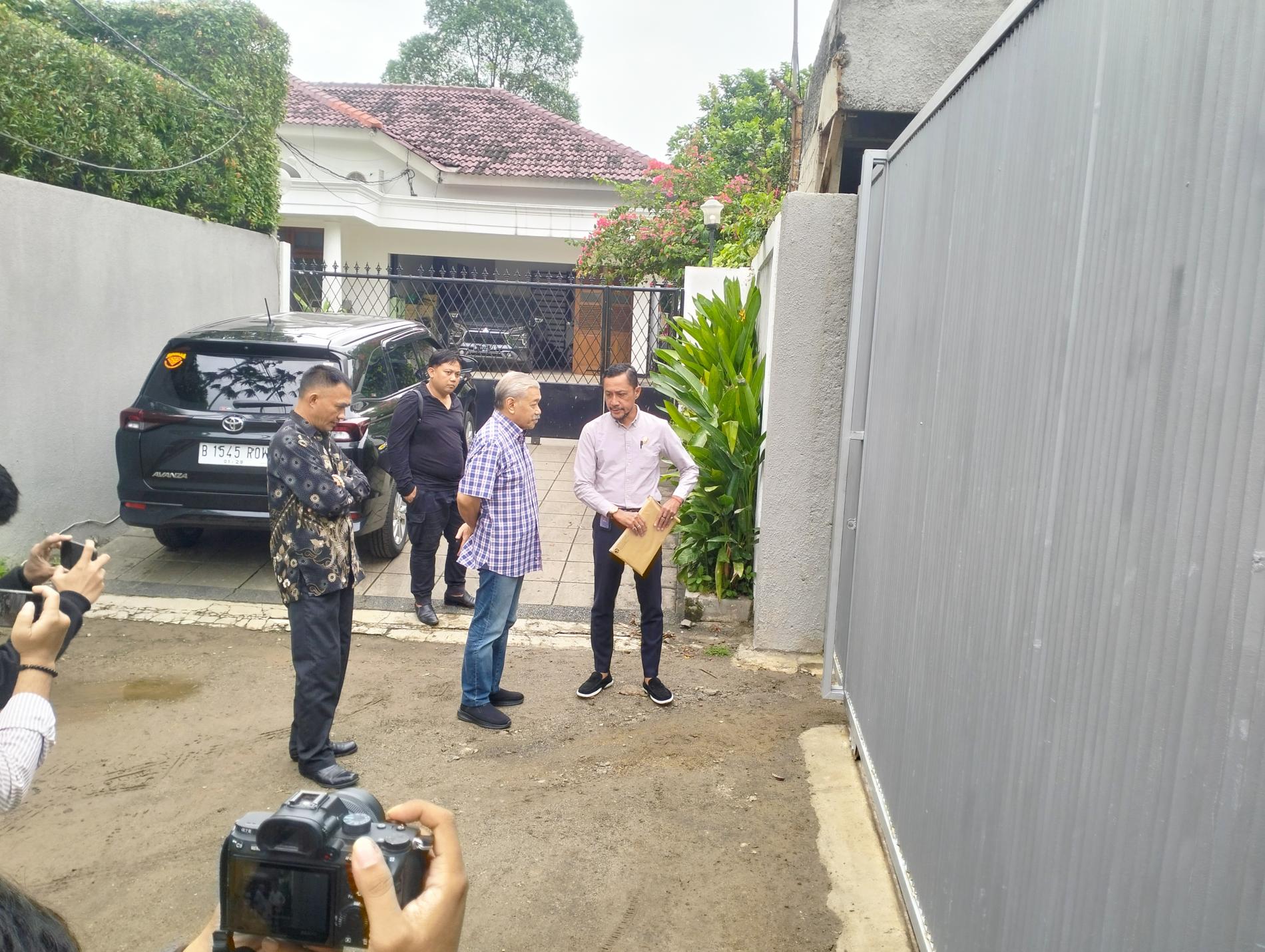 Bekas Menpora Era Orde Baru Hayono Isman bersama tim pengacaranya saat hendak memaksa masuk ke dalam rumah milik Mantan Menpera Djan Faridz.