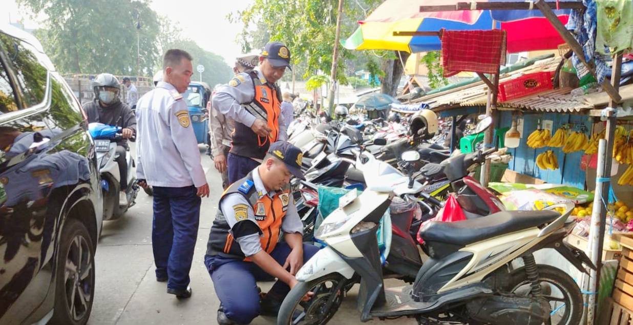 Petugas gabungan Lintas Jaya dan Satpel Perhubungan Kecamatan Kemayoran 