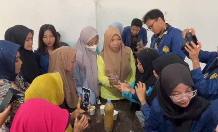 Mahasiswa MBKM USM Latih Warga Gayamsari Soal Konsep 4P dan Eco Enzyme