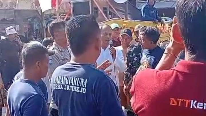 Demo Tambang di Jatirejo Ricuh, Sopir Truk dan Pekerja Kesal karena Tak Bisa Kerja