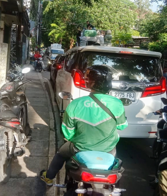 Truk Bongkar Muat Barang Kuasai Bahu Jalan