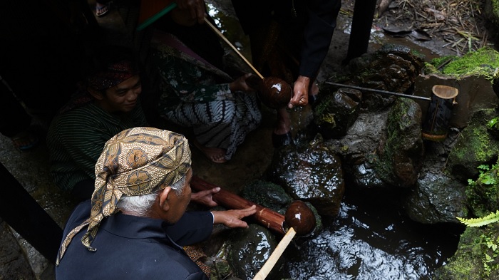 Tradisi Ambil Air Tuk Sikopyah, Wujud Syukur Warga di Lereng Gunung Slamet