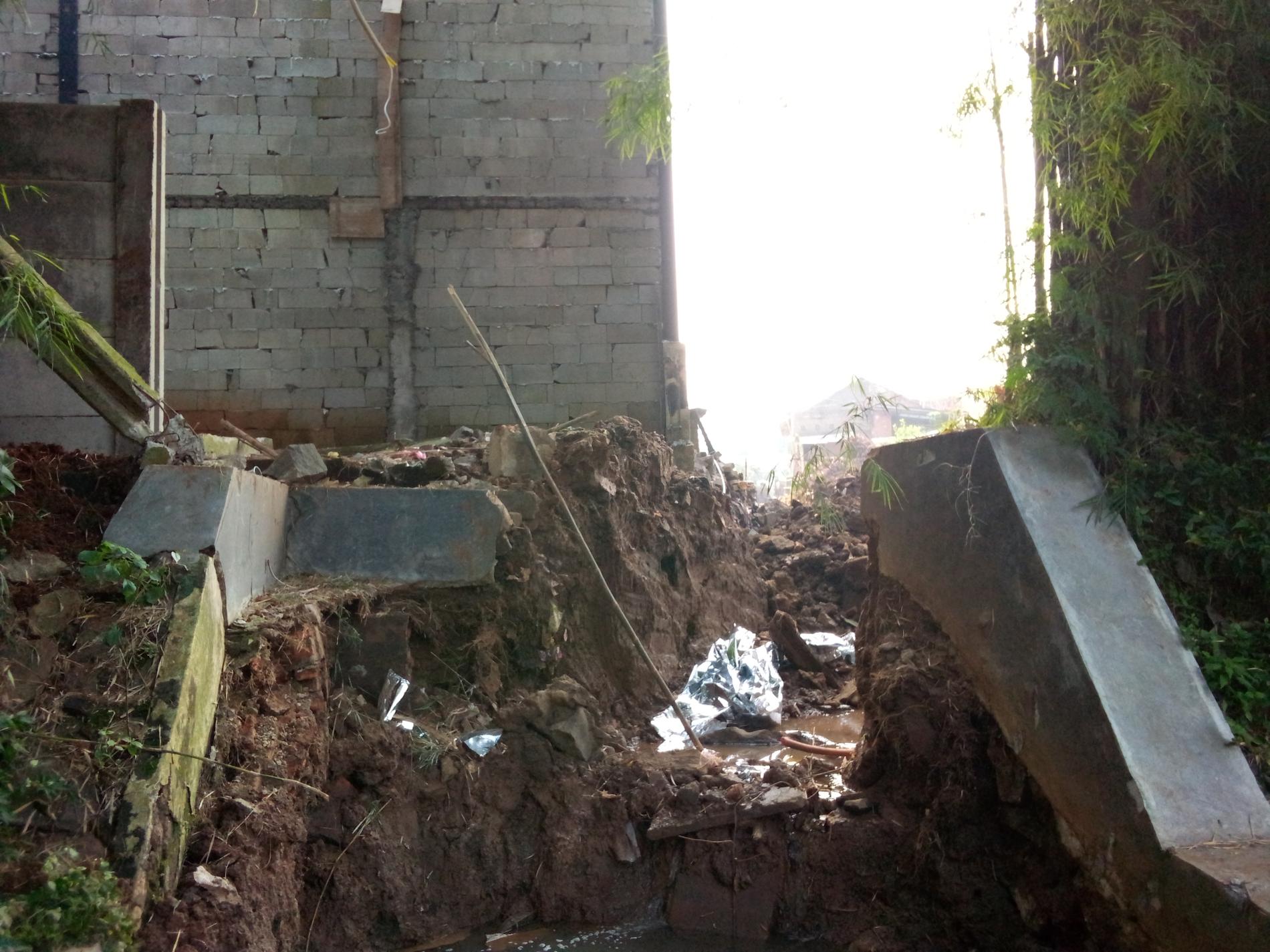 Warga Kencana Loka Blok A-B Geruduk Proyek Yayasan Beth Shalom, Tuding Jadi Penyebab Banjir
