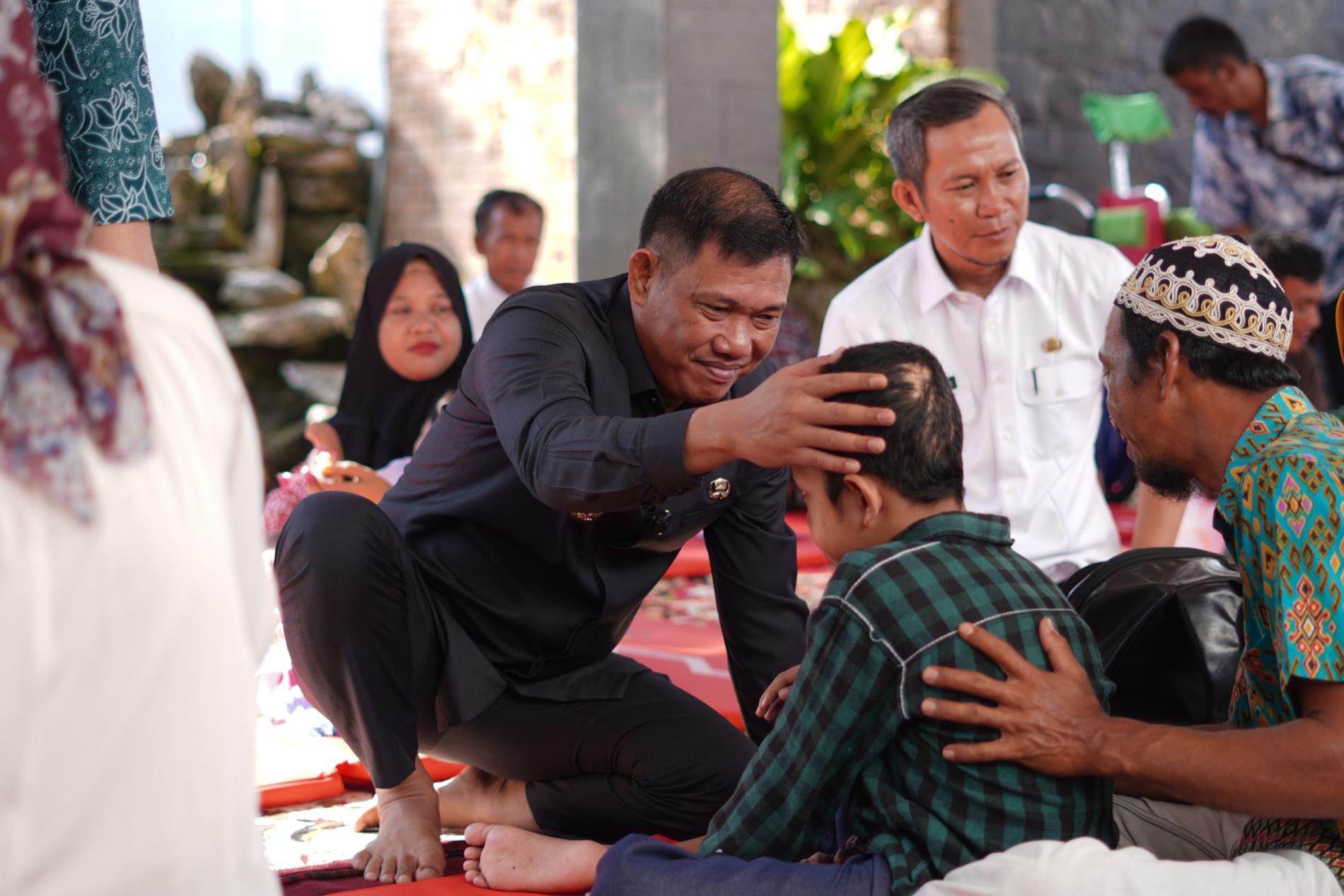 Wujud Kepedulian, Wabup Tubaba Serahkan Kursi Roda Anak Disabilitas