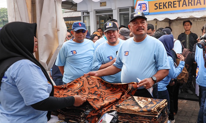 ko didampingi Kadinas Koperasi dan UKM  Eddy Sulistiyo Bramiyanto saat mengunjungi pameran koperasi