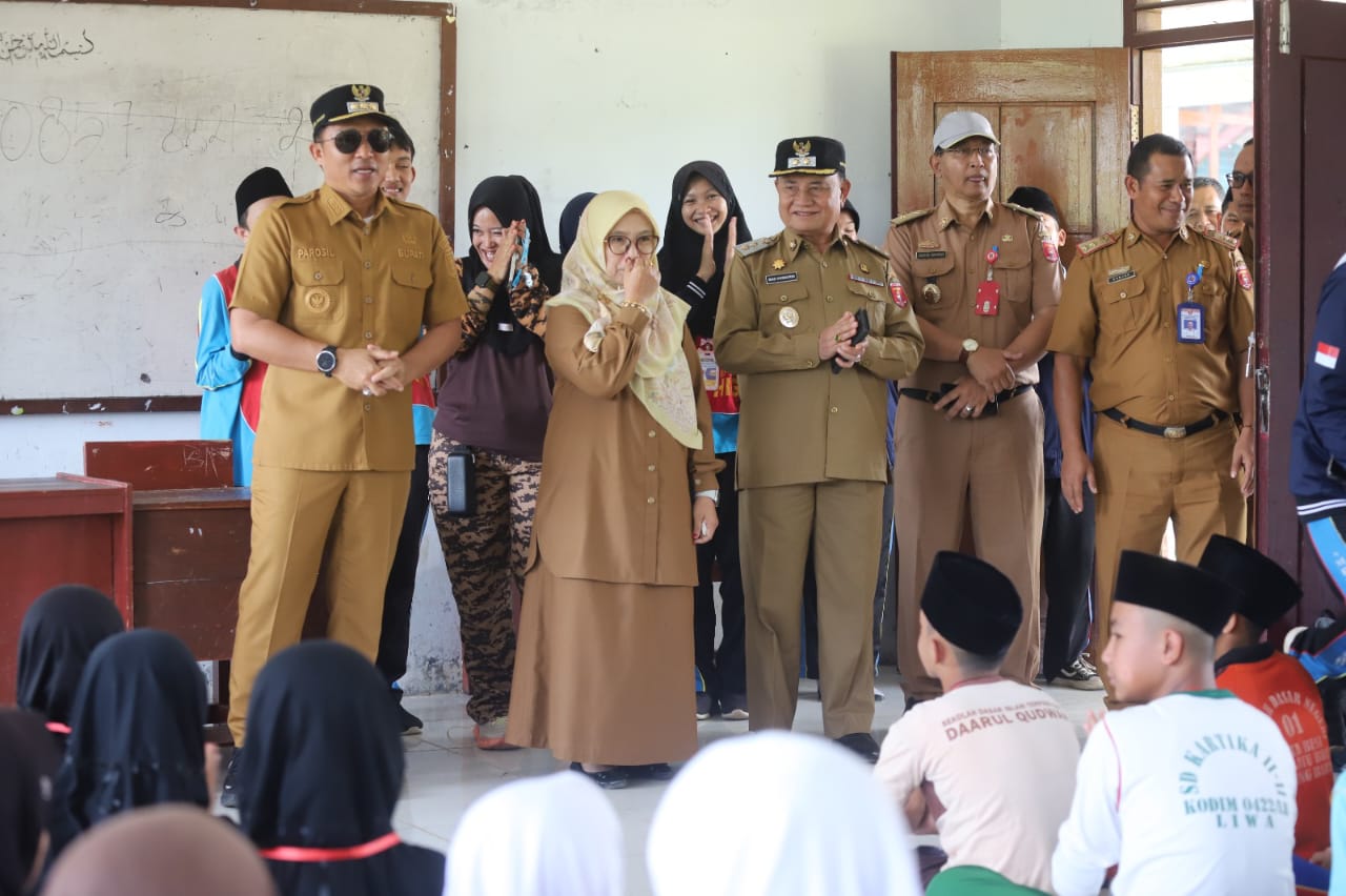 Sidak Hari Kedua Tahun Ajaran Baru, Parosil Beri Motivasi Siswa dan Guru