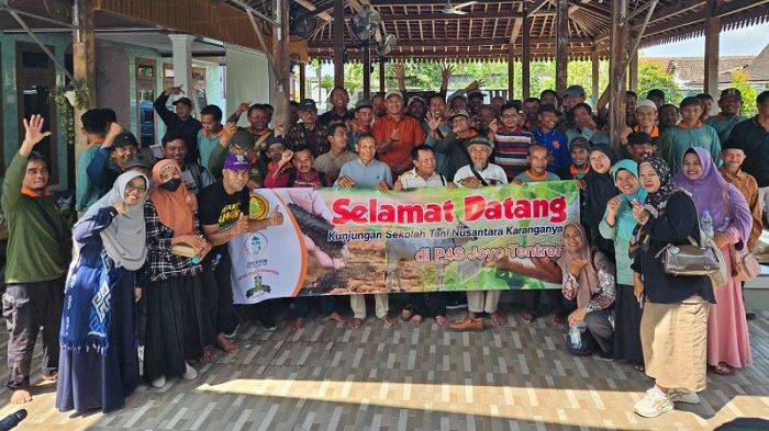 Ketua P4S Joyo Tentrem, Wisnu Wijaya Adi Putra menerima kunjungan belajar para petani dari Sekolah T