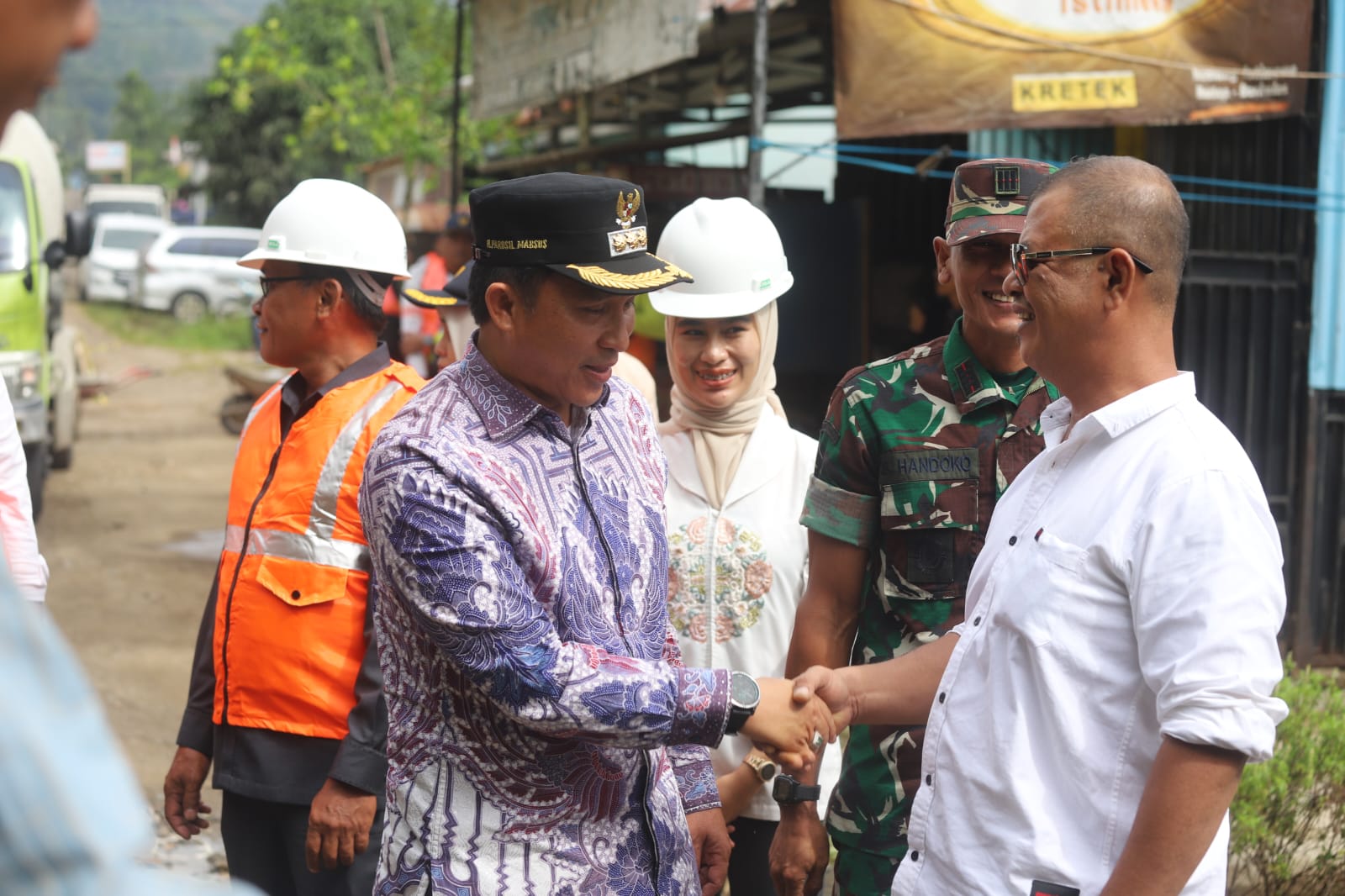 Bupati Parosil Letakkan Batu Pertama Pembangunan Jalan Tugu Ratu–Sukamarga, Titik Awal Harapan Baru Warga Suoh