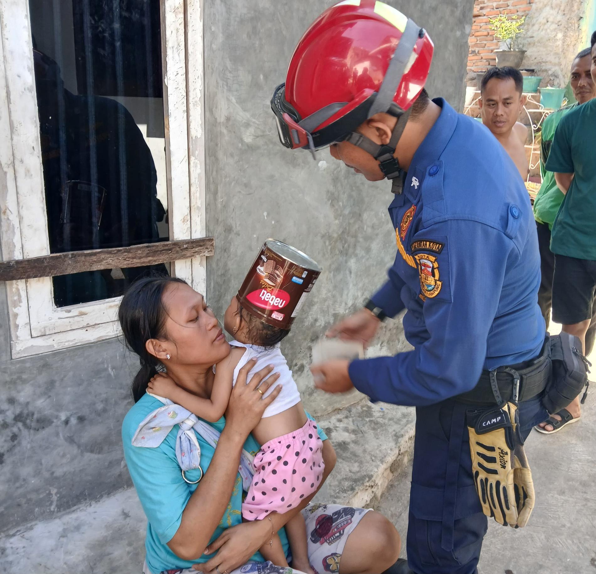 Tim Rescue Damkarmat Kota Balam Evakuasi Balita Kemasukan Kaleng Biskuit
