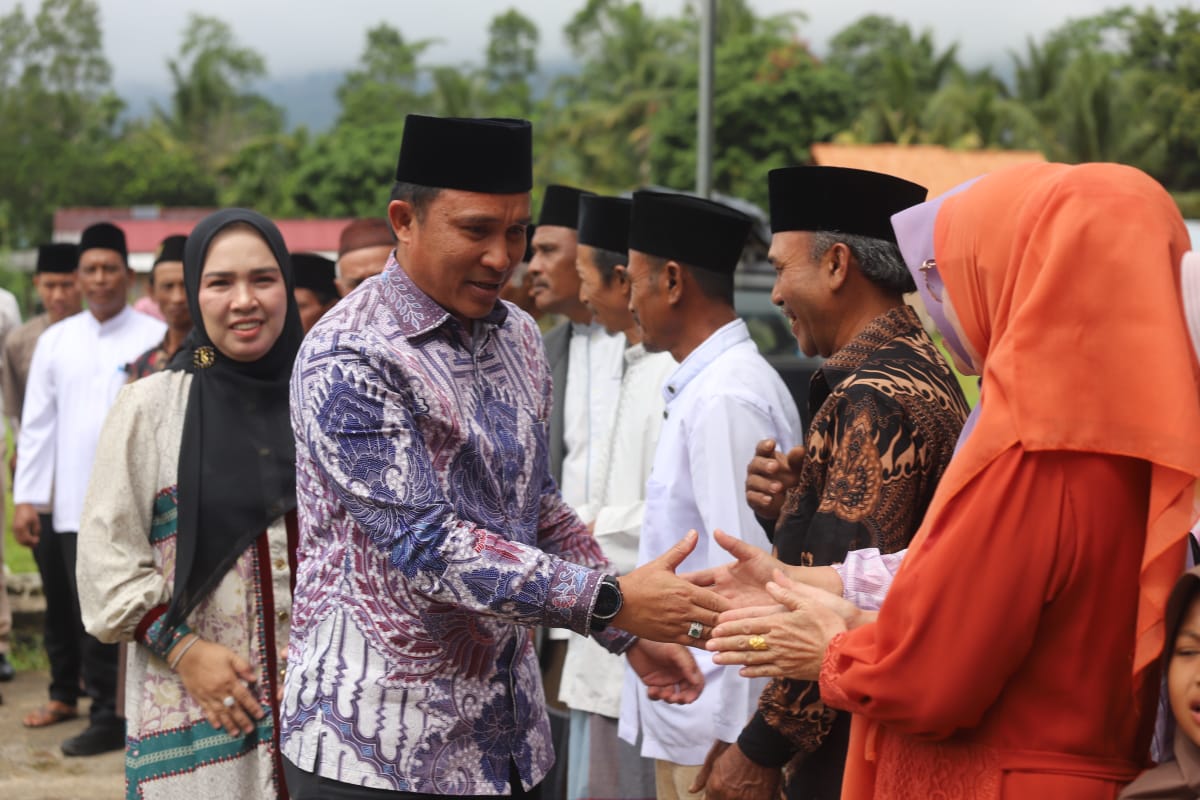 Bupati Parosil Ajak Warga “Bersih Kampung, Bersih Hati” Lewat Pengajian Akbar dan Bersih Desa di Sukamarga