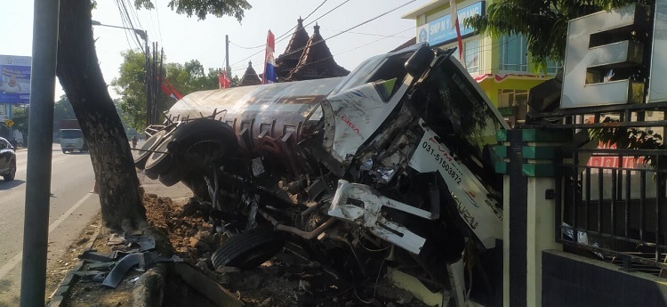 Truk Tangki Seruduk Pagar SMPN 1 Rembang, Sopir Diduga Ngantuk