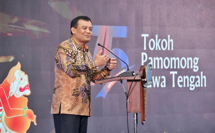 Dinobatkan Tokoh Pamomong Jawa Tengah, Gubernur Ajak Bangun Kebersamaan