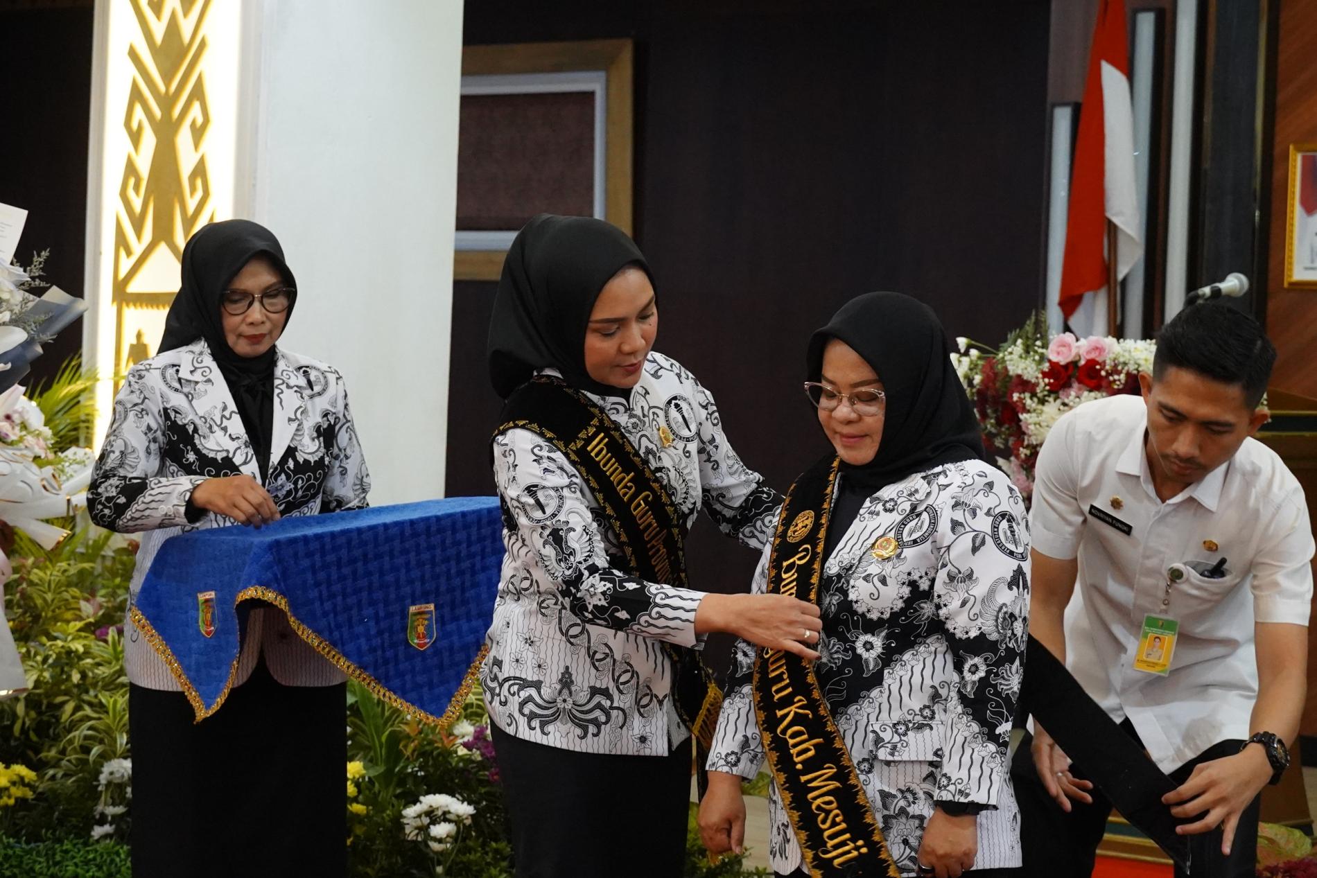 Ibunda Guru Provinsi Lampung Kukuhkan Hj. Elfianah sebagai Penggerak Pendidikan di Mesuji
