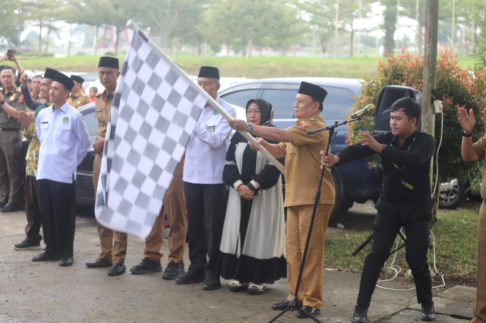 Mad Hasnurin Lepas 53 Jamaah Umroh Asal Lambar, Arrumaisya Jamaah Termuda