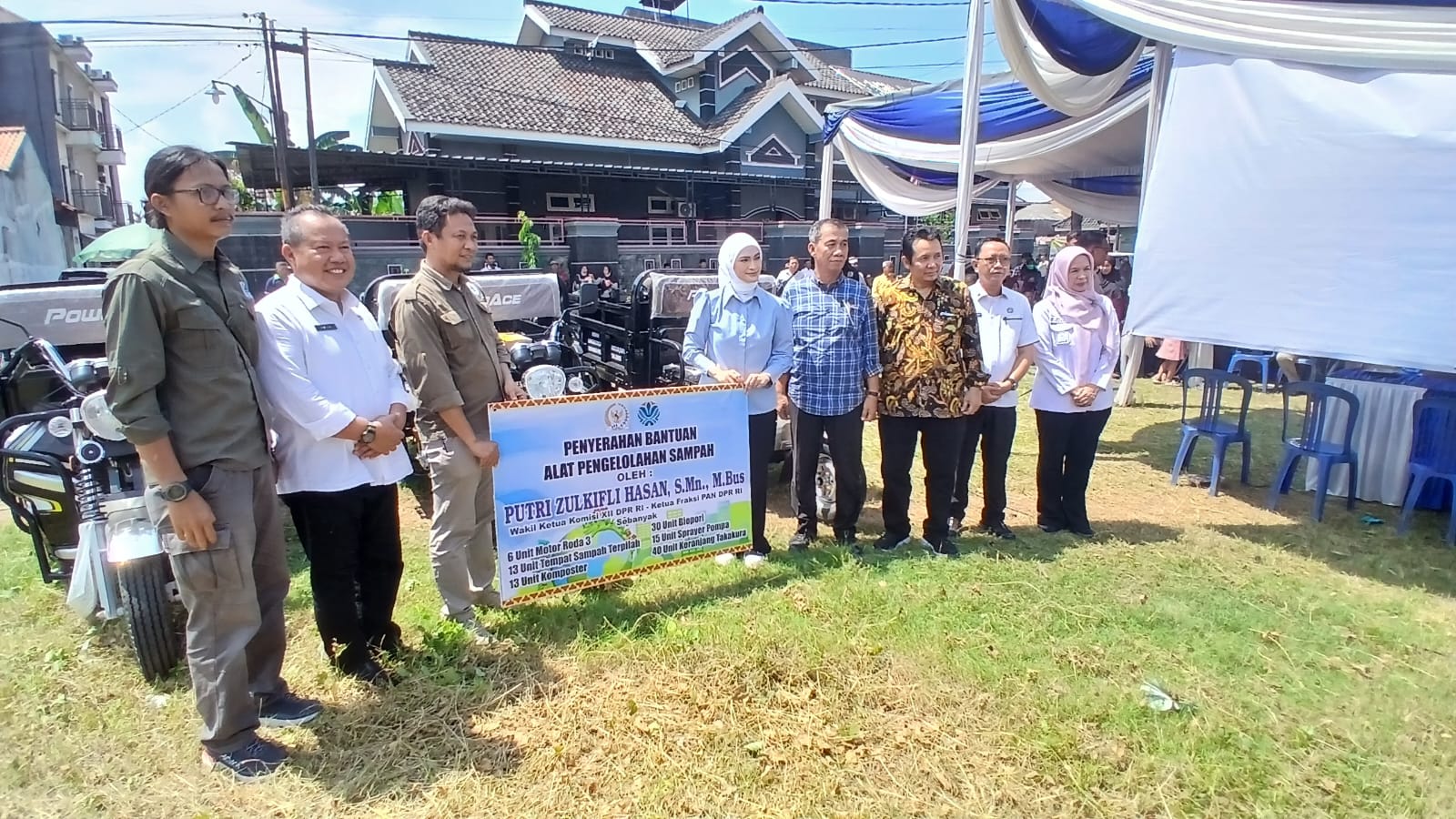 Putri Zulhas Serahkan Peralatan Pengelolaan Sampah dari Kemen LH ke Labuhanratu, Balam