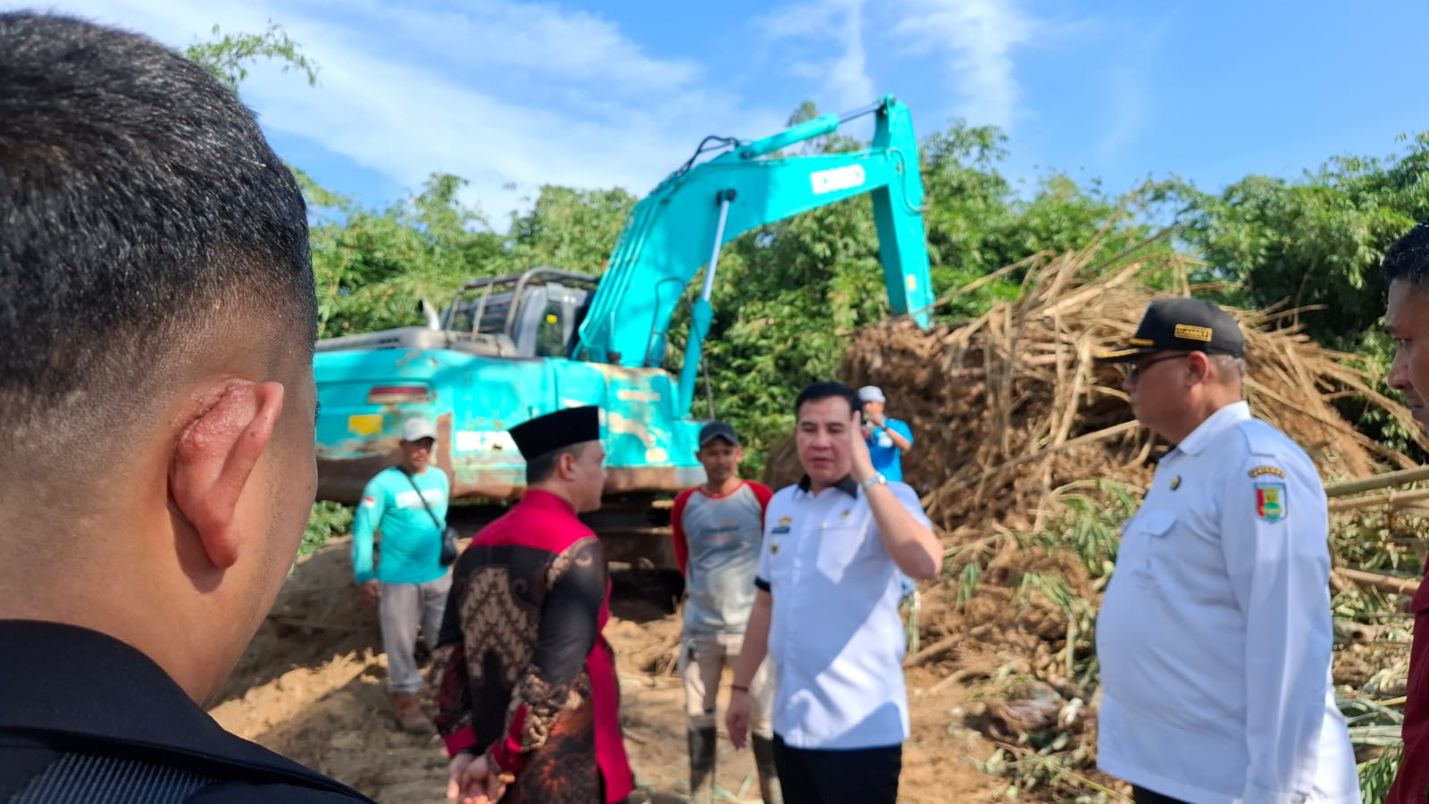 Pastikan Baik Pengerjaannya, Bupati Dendi Tinjau Normalisasi Sungai di Gedongtatan