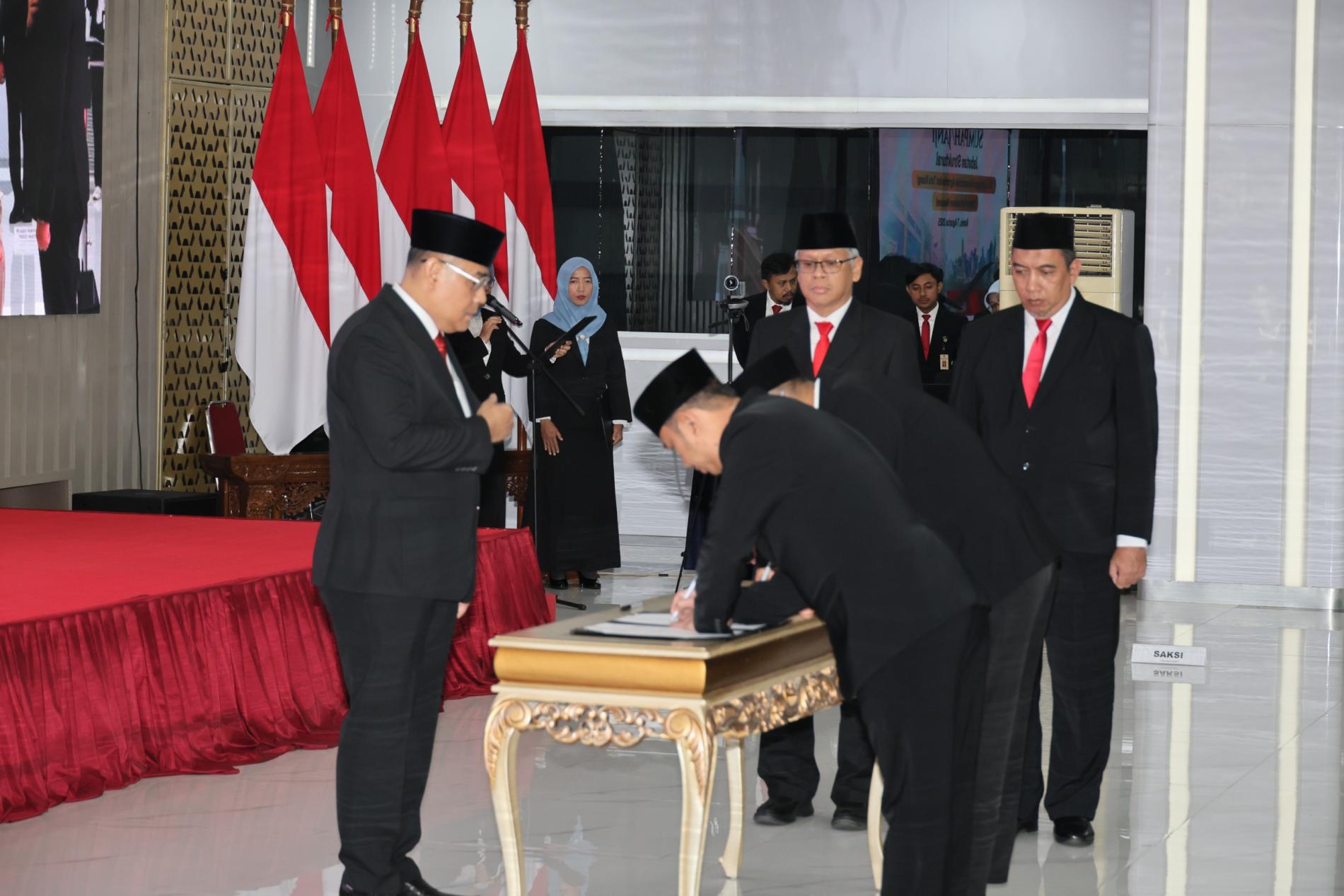Lantik Pejabat Struktural, Wamen Ossy Ajak Jajaran Mengabdi kepada Negara dengan Penuh Dedikasi