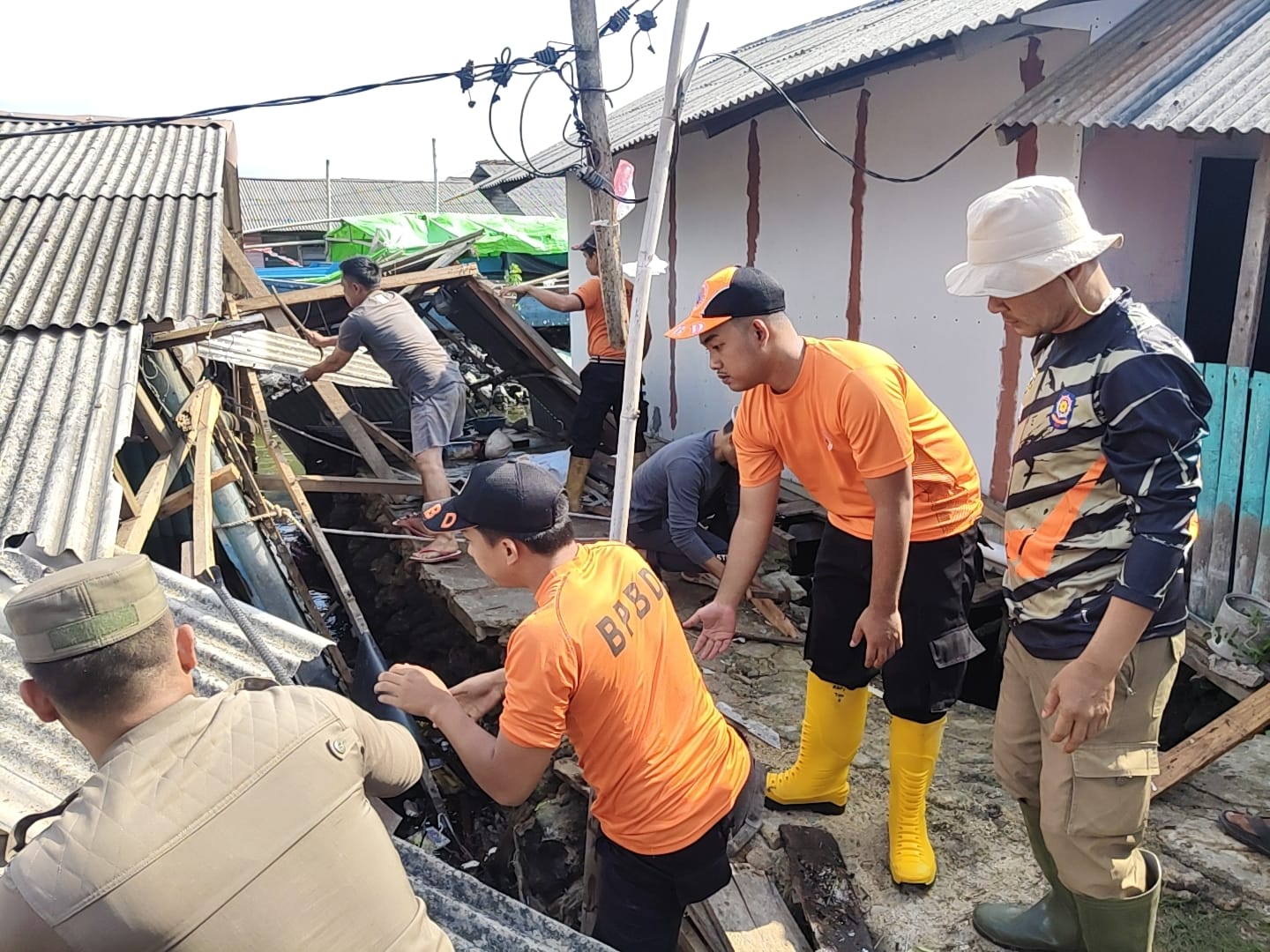 Gerak Cepat BPBD Kota Bandarlampung Evakuasi Rumah Roboh Diterjang Ombak