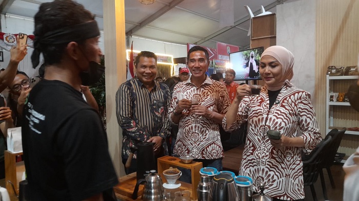 Rasanya Mantap dan Nikmat, Bupati Tika Siap Jadikan Kopi Kendal Souvenir saat Kunjungan