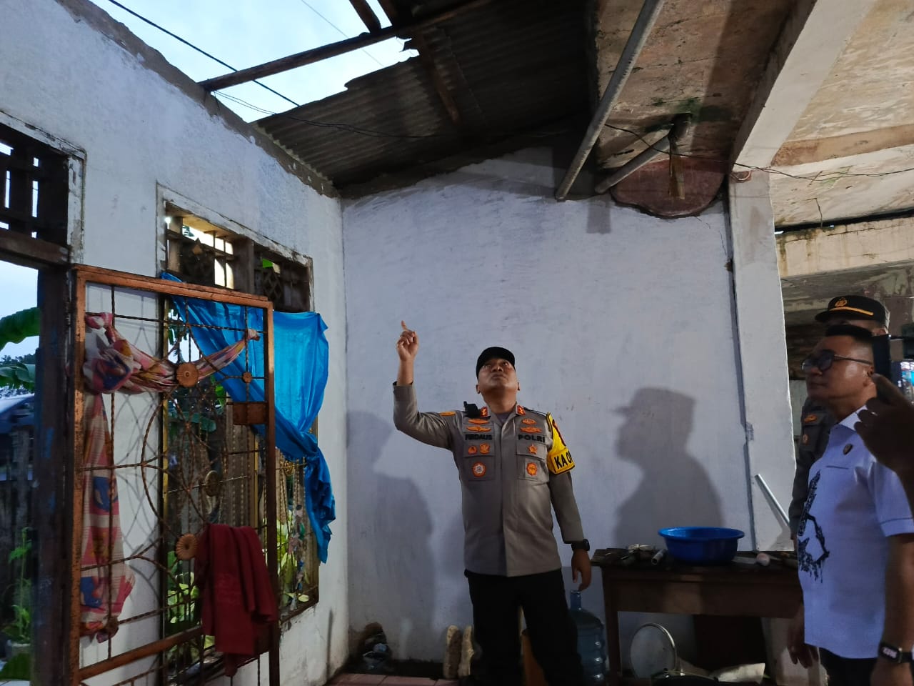 Kapolres Mesuji Kunjungi Warga Terdampak Angin Puting Beliung di Desa Jayasakti