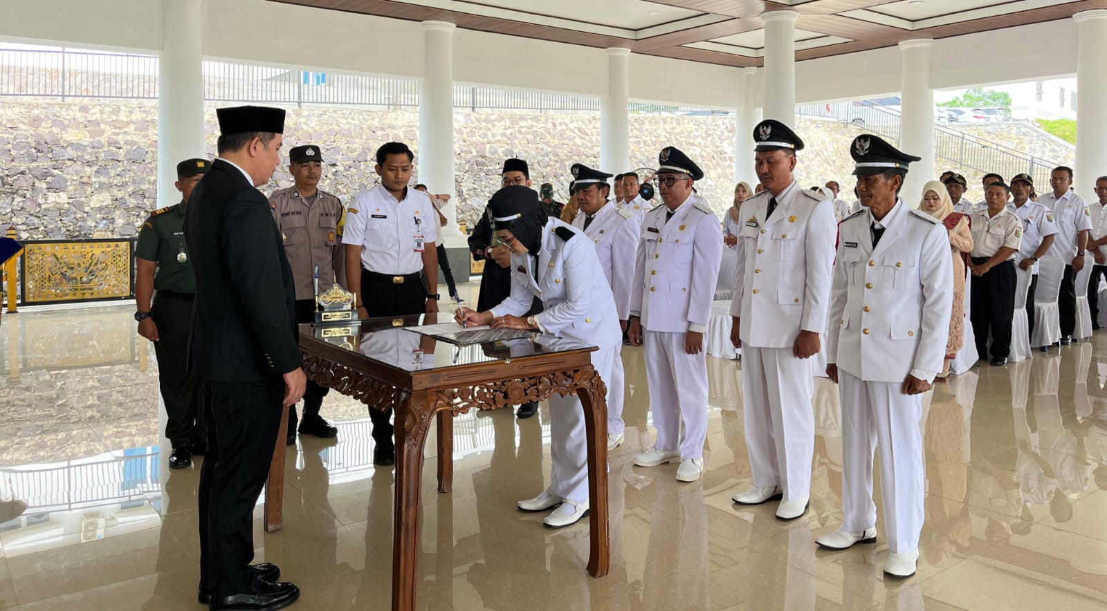 Pastikan Layanan Masyarakat Optimal, Bupati Dendi Lantik Enam Pj Kades