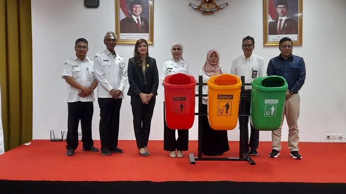 DLH Serahkan CSR Tempat Sampah untuk Sekolah Adiwiyata di Kendal