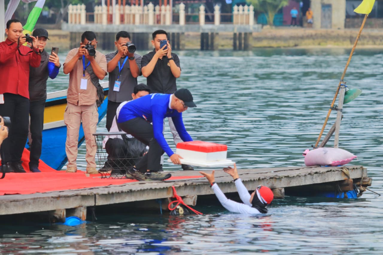Upacara Unik, Gubernur Rahmat Mirzani Jadi Inspektur Upacara Peringatan HUT ke-80 RI di Atas Laut