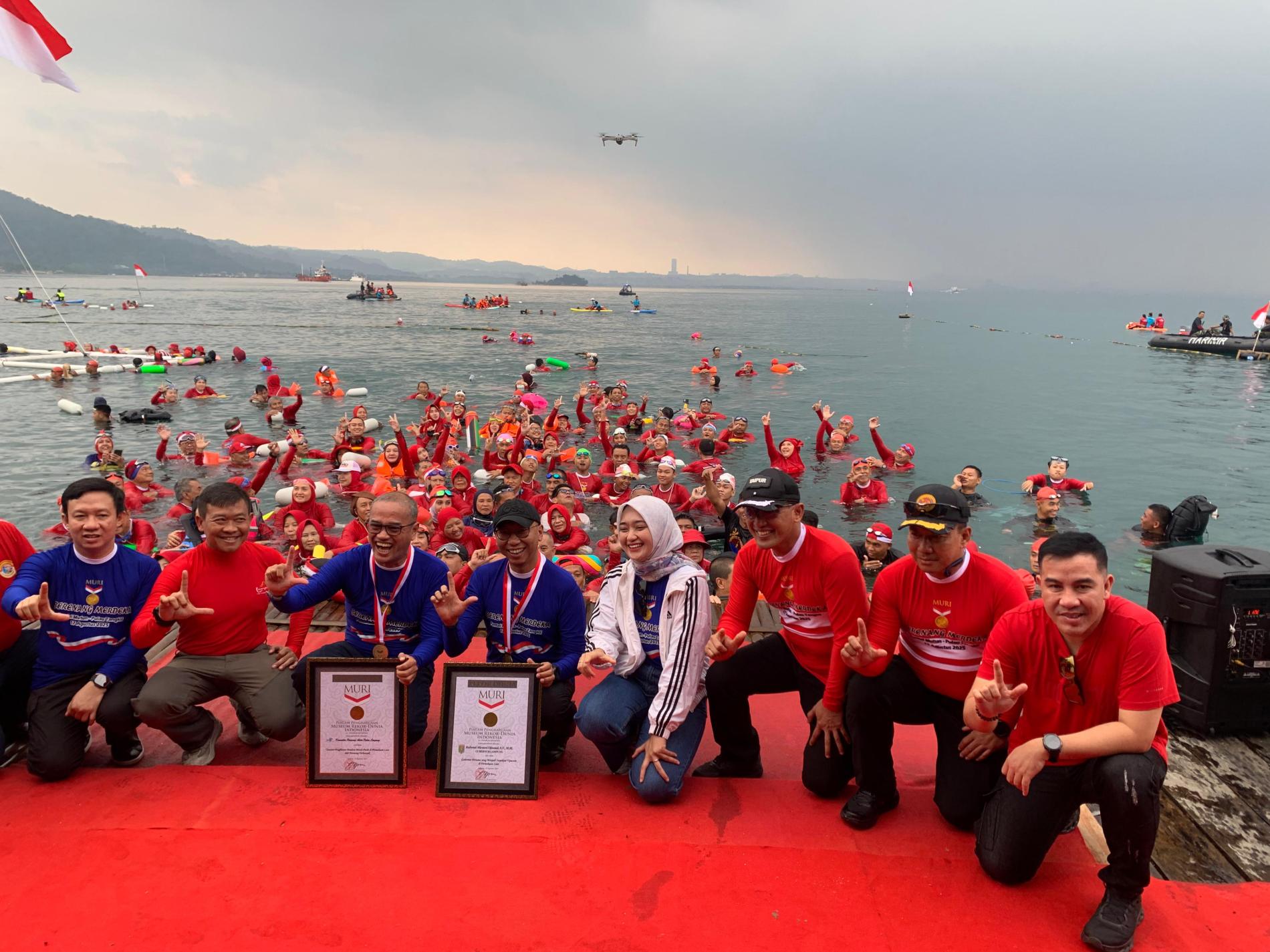 Masuk Rekor MURI, Pengibaran Bendera Merah Putih di Laut Mutun Pesawaran