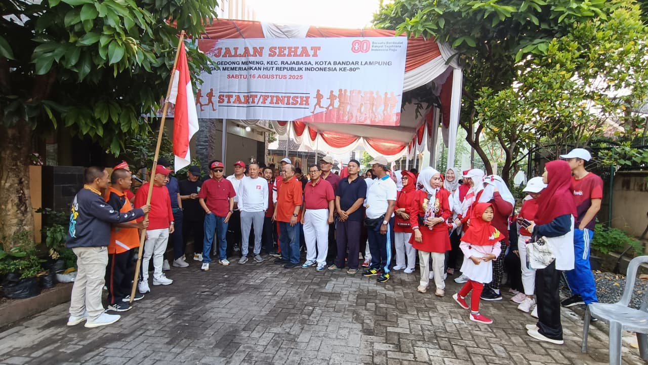 Warga Perum Bumi Puspa Jalan Sehat HUT RI Ke-80.