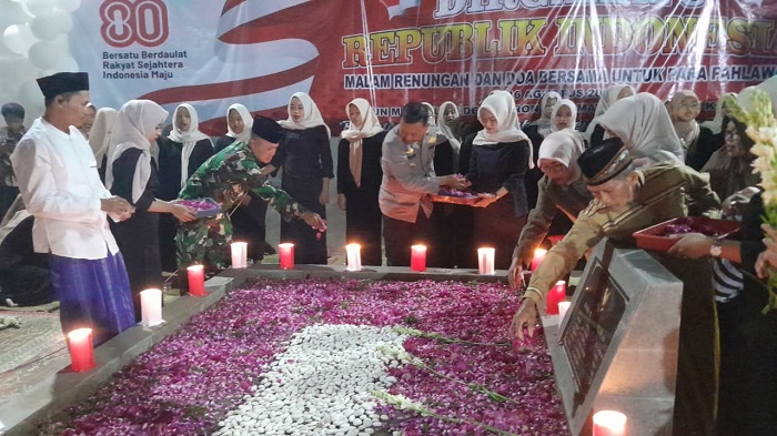 Peringati Kemerdekaan, Warga Dusun Manggung Kendal Gelar Malam Renungan di Makam Pahlawan