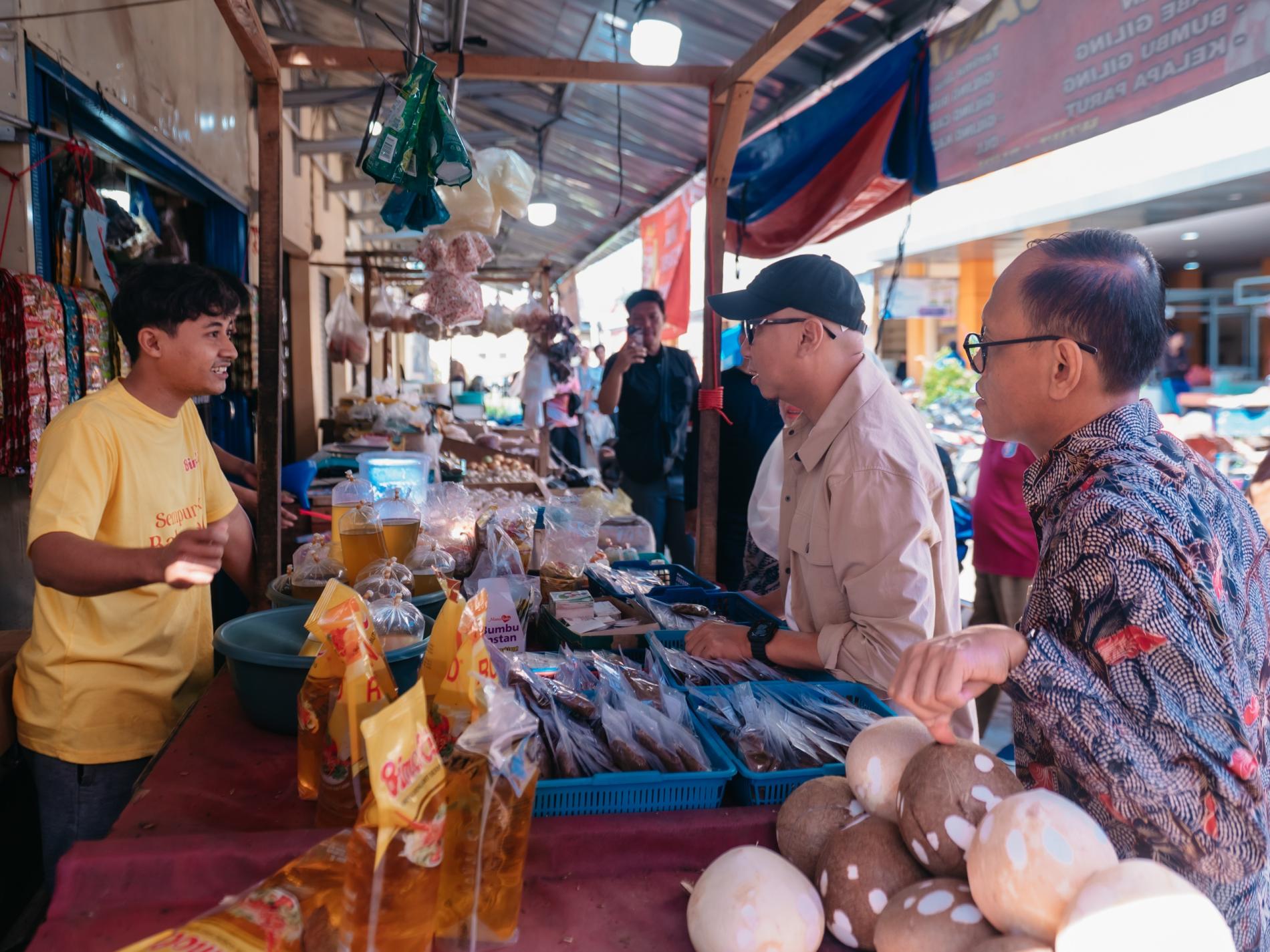 Tinjau Pasar Natar, Gubernur Mirza Temukan Harga Minyak Goreng Lebih Tinggi dari HET