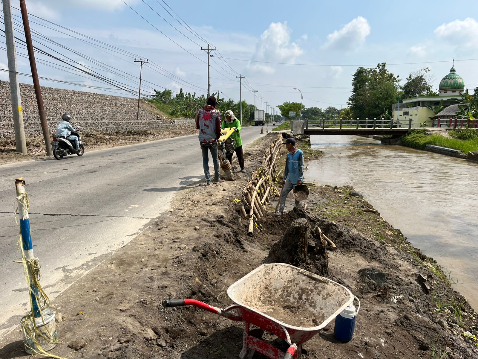 Ruas Jalan Semarang-Godong Longsor, PkM Beri Pendampingan Teknis